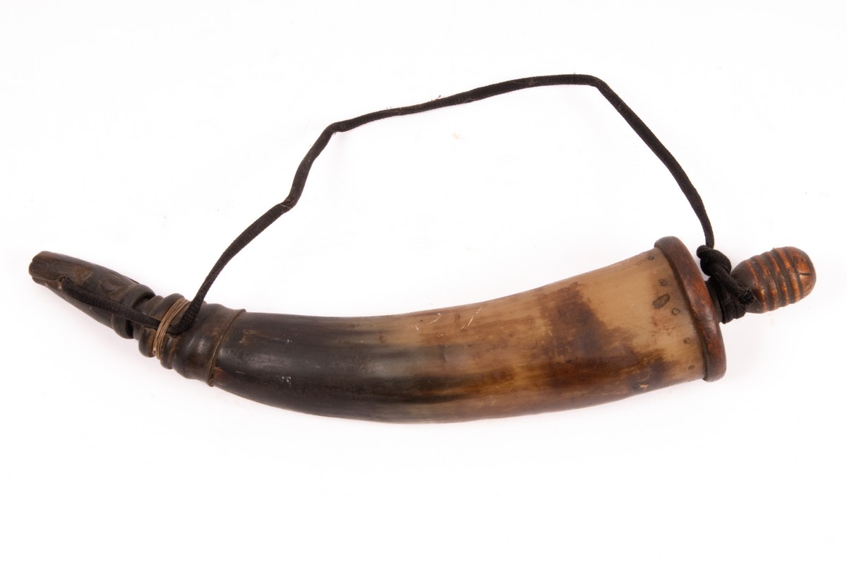 An Eastern powder horn with metal mounts and engraved brass cover, 22cm long, - Image 5 of 7