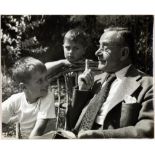 Thomas Mann - Florence Homolka. Thomas Mann mit seinen Enkeln Frido und Toni, Pacific Palisades 1948