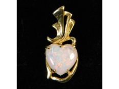 A 14ct gold heart shaped opal pendant, 19mm drop,