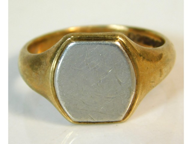 A 9ct gold signet ring set with platinum face, 8.4