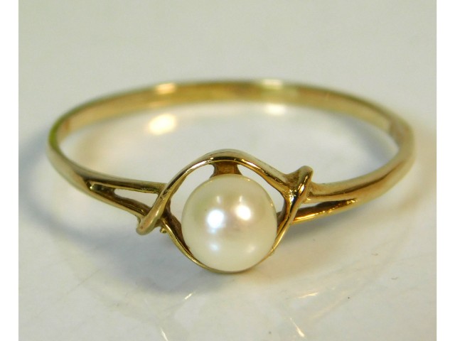 A 9ct gold ring set with pearl, 0.9g, size O