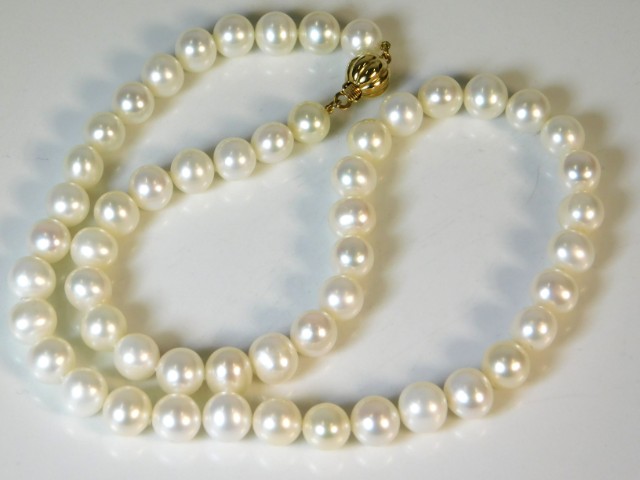A set of cultured pearls with 9ct gold clasp, 18in