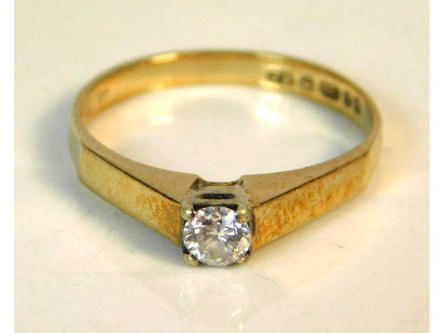 A 9ct gold ring set with approx. 0.15ct diamond, 1