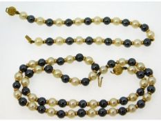 A two colour cultured pearl necklace & bracelet se