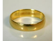 A 22ct gold band, size K/L, 2.9g