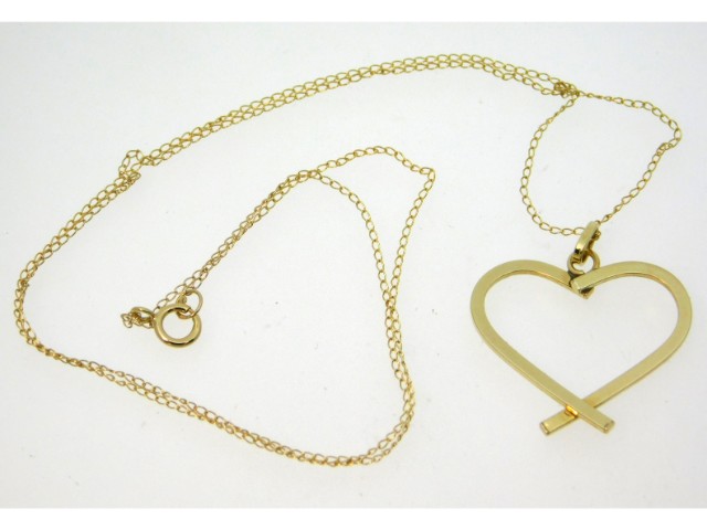 A 9ct gold heart shaped pendant with 17.5in long c