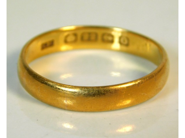 A 22ct gold band, 3.7g, size T