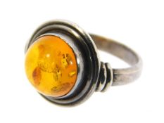 A vintage silver ring set with amber, 5.7g, size T