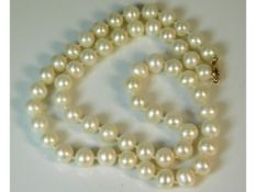 A set of cultured pearls with 9ct gold clasp, 17.5