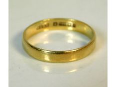 An 18ct gold band, 1.8g, size H