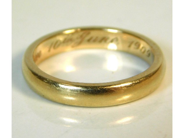 An antique yellow metal band with internal inscription "Mum 10th June 1909", electronically tests as