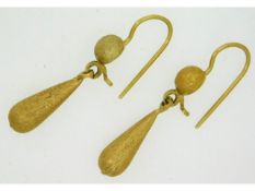 A pair of 18ct gold drop earrings, 40mm drop, 4.9g