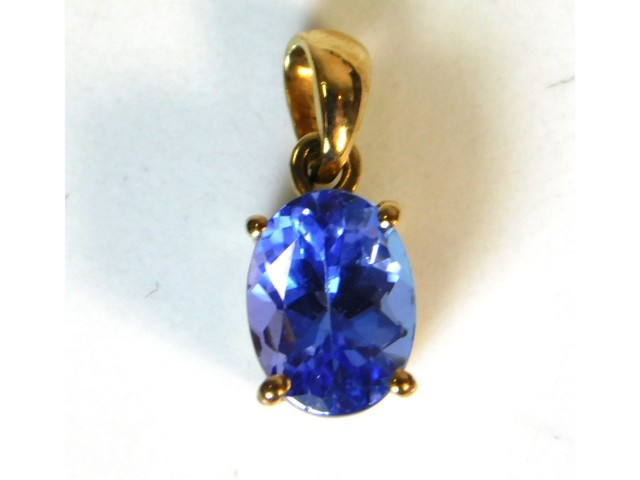 A 9ct gold pedant set with tanzanite, 13mm high, 0