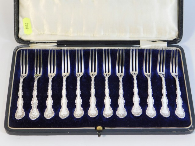 A cased set of 1931 London silver cake forks by Gorham Manufacturing, 140g