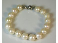 A cultured pearl bracelet with silver clasp, 32g