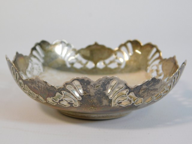 A small 1944 Birmingham silver fretwork bonbon dis