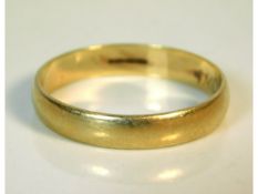 A 9ct gold band, 2.7g, size W