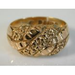 A decorative 9ct gold ring, 7.8g, size L