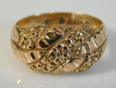 A decorative 9ct gold ring, 7.8g, size L