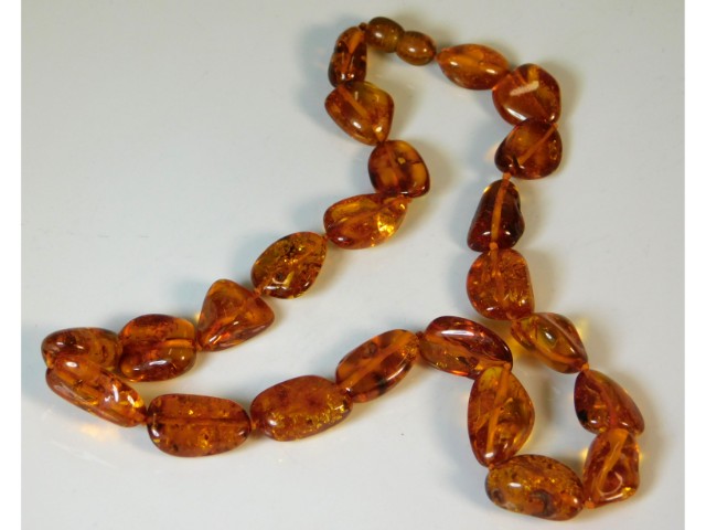 An amber necklace, 17.5in long, 22.8g £20-30
