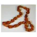 An amber necklace, 17.5in long, 22.8g £20-30