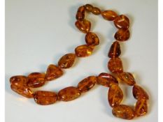 An amber necklace, 17.5in long, 22.8g £20-30