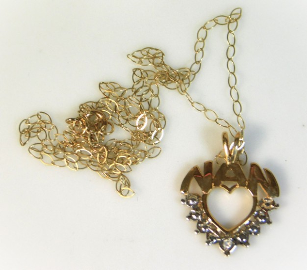 A 9ct gold necklace & "Nan" pendant set with small