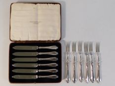 A boxed set of 1932 Sheffield silver handled fruit