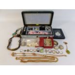 A quantity of costume jewellery items including go