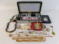 A quantity of costume jewellery items including go