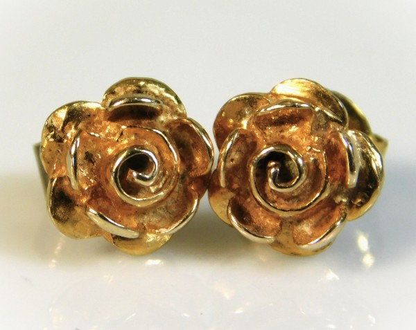 A pair of 9ct gold rose earrings, 1.8g