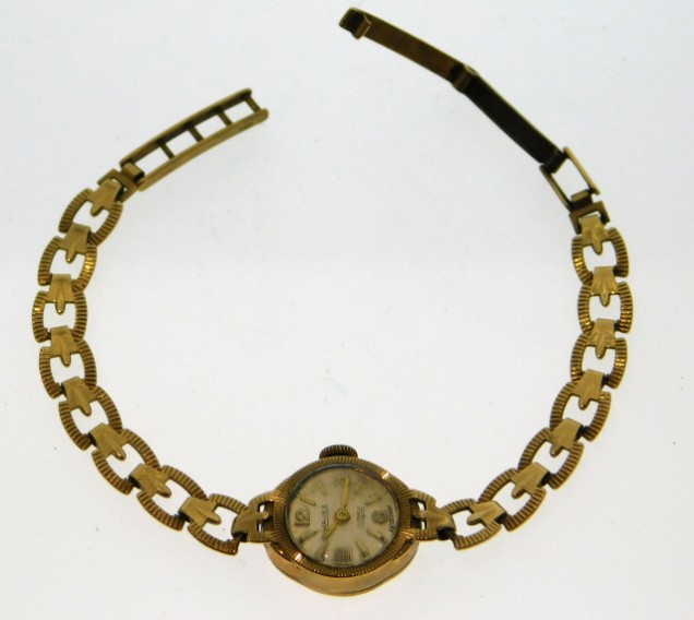 A ladies Majex 9ct gold wristwatch, 10.8g
