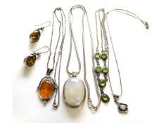 A quantity of mixed silver & white metal jewellery