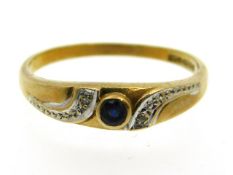 A 9ct gold ring set with sapphire & diamond, 2g, s