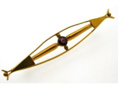 A 9ct gold bar brooch set with garnet, 2.5g, 60mm