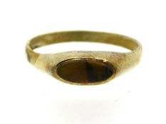 A yellow metal antique ring set with tiger eye, el