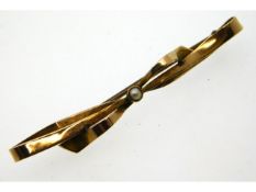 A 9ct gold brooch set with seed pearl, 1.8g, 50mm