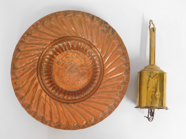 An antique decorative copper tray, 15in diameter,