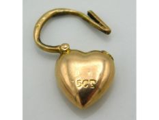 A 15ct gold heart shaped clasp, 0.85g