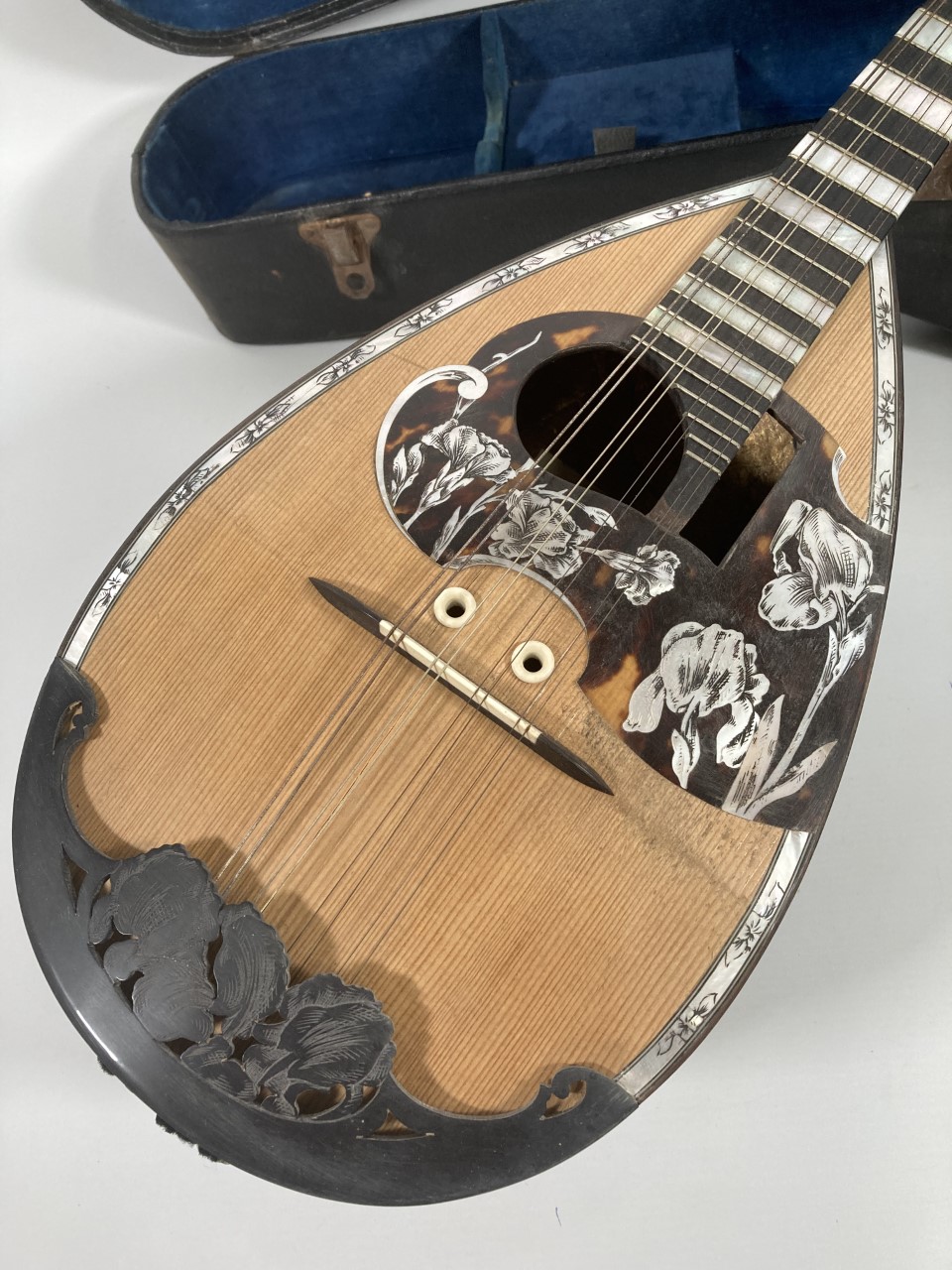 A cased good Neapolitan mandolin by Raffaele Calace & Figlio, 1934, decorated with tortoiseshell & w - Image 2 of 7
