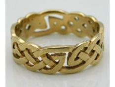 A 9ct gold band of Celtic style knot form, size T/U, 4.4g