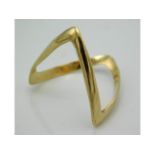 A 9ct gold wishbone ring, size O/P, 1.3g