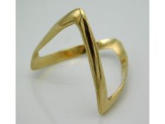 A 9ct gold wishbone ring, size O/P, 1.3g