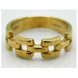A 9ct gold band with "box link" decor, size P/Q, 3