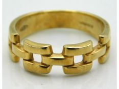 A 9ct gold band with "box link" decor, size P/Q, 3