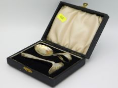 A cased 1922 Birmingham silver pusher & spoon set by Arthur Price & Co. Ltd, 40.1g