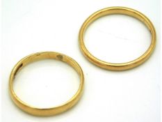 Two 22ct gold bands, size N & O respectively, 5.2g