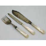 A Sheffield silver Mappin & Webb uncased mother of pearl fish knife, fork & cake knife set, date let