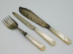 A Sheffield silver Mappin & Webb uncased mother of pearl fish knife, fork & cake knife set, date let