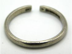 An 18ct white gold band, cut, 2.2g